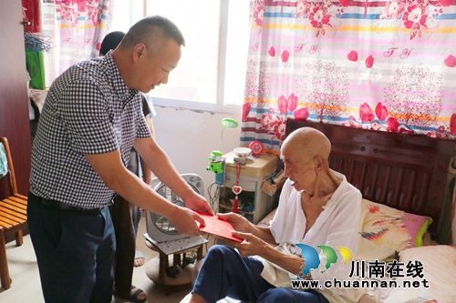 龙马潭区莲花池街道：慰问困难党员&nbsp;凸显党内关怀(图2)