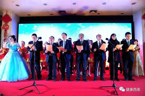 西南医大附院举行2016年度工作总结暨表彰会(图5) 西南医大附院举行2016年度工作总结暨表彰会(图5)