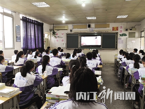 三尺讲台十六载 内江教师将师魂永留学生心间(图1) 三尺讲台十六载 内江教师将师魂永留学生心间(图1)