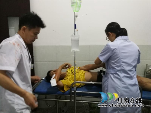 纳溪区渠坝镇卫生院医护人员争分夺秒&nbsp;紧急救援车祸受伤人员(图2)