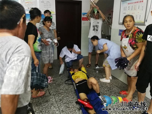 纳溪区渠坝镇卫生院医护人员争分夺秒&nbsp;紧急救援车祸受伤人员(图1)