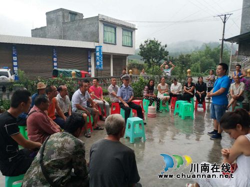 宜宾筠连县交警大队以院坝会为载体积极开展交通安全宣传(图1) 宜宾筠连县交警大队以院坝会为载体积极开展交通安全宣传(图1)