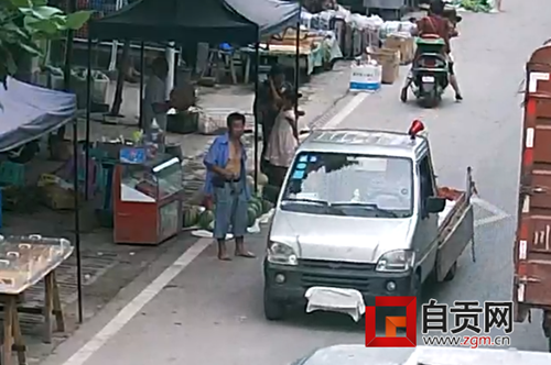 自贡男子用毛巾遮挡号牌违停卖水果 12分没了(图1) 自贡男子用毛巾遮挡号牌违停卖水果 12分没了(图1)