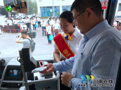 泸州:“智慧公交 e路畅行” 移动支付更便民(图4) 泸州:“智慧公交 e路畅行” 移动支付更便民(图4)