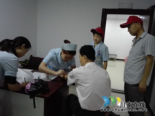 江阳区张坝街道沙坪社区：“家门口”健康活动让居民真正享福利(图1)