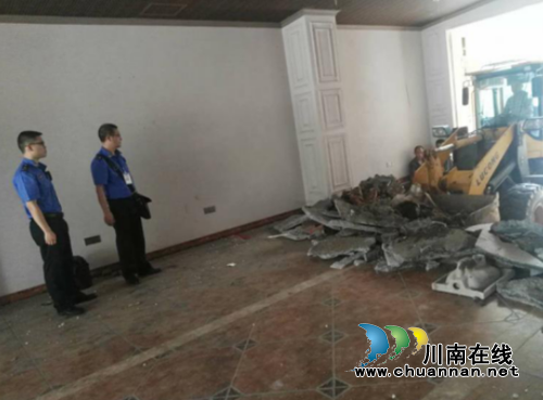 龙马潭区莲花池城管执法队拆除川南汽配城违建(图1)