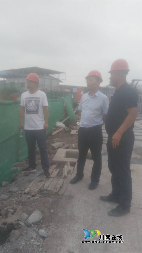 泸县副县长叶仕良检查县城建筑工地扬尘污染防治工作(图1)