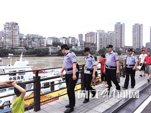 洪峰过境&nbsp;内江警力出动1387人“护航”人民(图1)