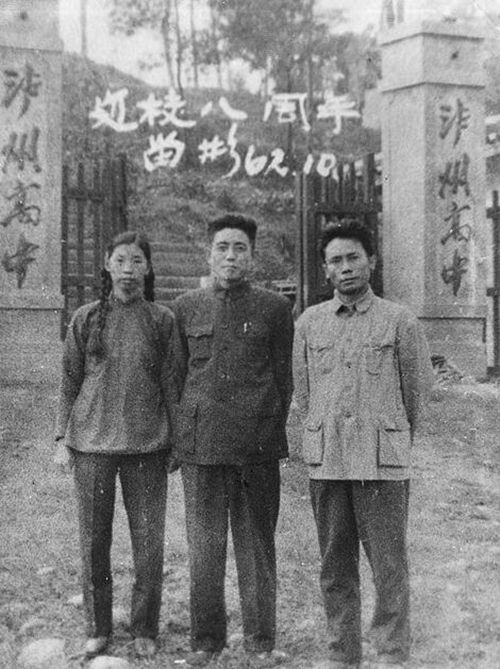 十年树木&nbsp;文情苑囿六十载；百年树人&nbsp;忠山毓秀数风流(图2)