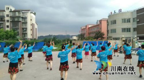 江阳区张坝街道“坝坝”舞为社会评价工作加油(图1)