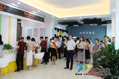 泸州市建设群众满意的人社公共服务现场会与会人员参观红星街道政务服务中心(图1)