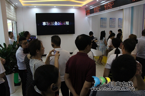 泸州市建设群众满意的人社公共服务现场会与会人员参观红星街道政务服务中心(图2)