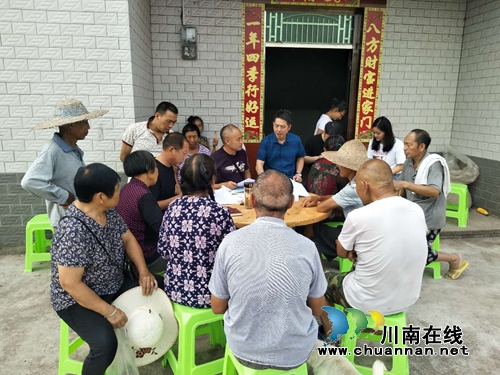 泸县城管执法局进村入户开展党风廉政社会评价宣传工作(图1)