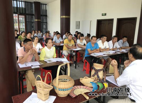 宜宾翠屏区竹编工艺劳务品牌培训在李庄镇开班授课(图2)