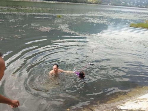 宜宾援凉民警两救跳水女子:你再跳我还救!(图1) 宜宾援凉民警两救跳水女子:你再跳我还救!(图1)