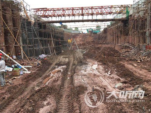 泸州关口交叉口改造关键节点工程正加快推进(图2) 泸州关口交叉口改造关键节点工程正加快推进(图2)