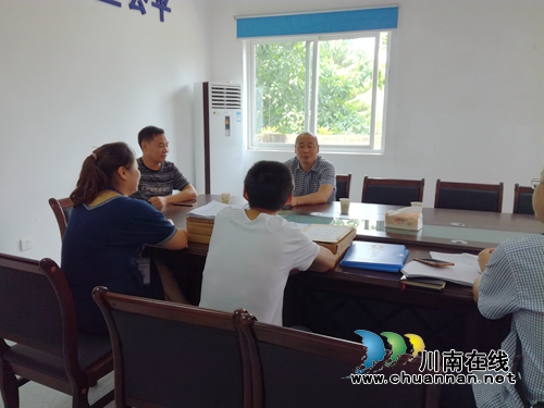 市食药监局副局长王天俊带队到泸县潮河镇督查基层所工作开展情况(图1) 市食药监局副局长王天俊带队到泸县潮河镇督查基层所工作开展情况(图1)