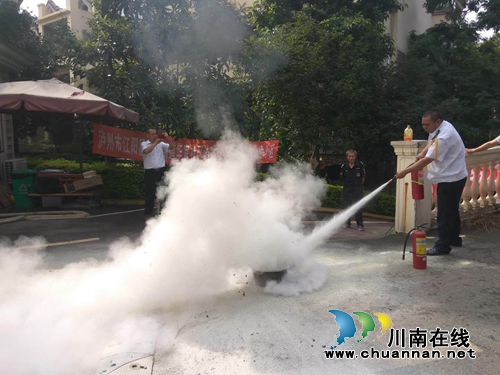 江阳区华阳街道华宜社区开展安全演练进小区活动(图1)