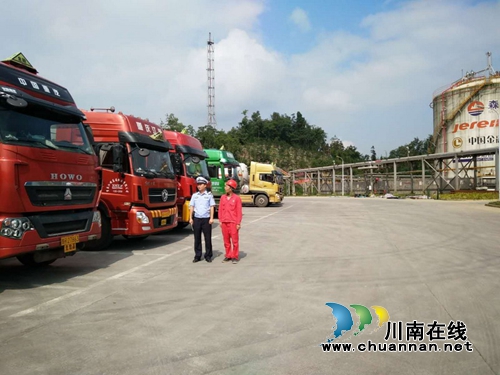 宜宾筠连交警大队深入危化品运输企业开展安全大检查(图3)