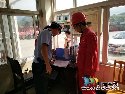 宜宾筠连交警大队深入危化品运输企业开展安全大检查(图4)