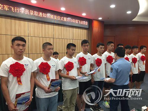 泸州空军飞行员招生工作连续六年获得省一等奖(图1)