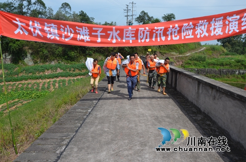 “7.17”抗洪抢险&nbsp;泸县太伏镇党员干部在行动(图2)