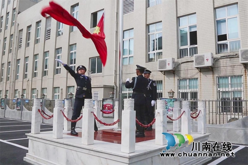 泸县公安局举行7月升旗暨民警职业荣誉仪式(图1)