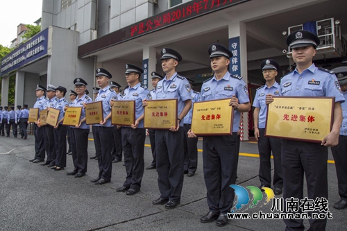 泸县公安局举行7月升旗暨民警职业荣誉仪式(图4)