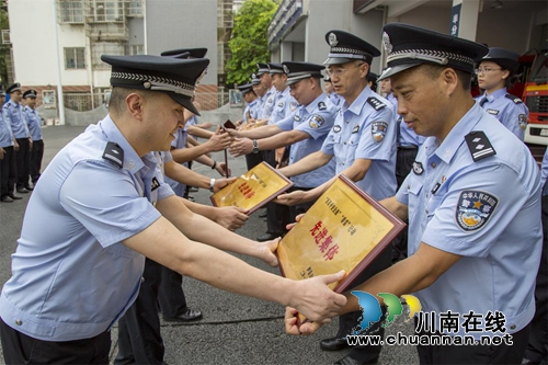泸县公安局举行7月升旗暨民警职业荣誉仪式(图3)