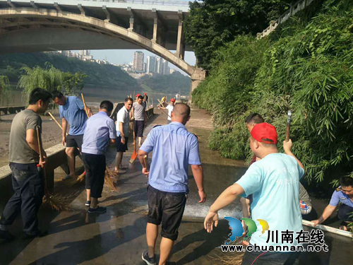 洪峰过境&nbsp;龙马潭区城管队员积极投入抗洪清淤一线(图3)