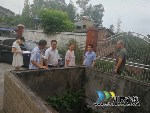泸州市农业局副局长傅浩然检查泸县屠宰场污水排放达标情况(图1)