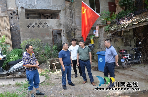 泸县政协副主席朱兵到太伏镇视察灾情(图1)