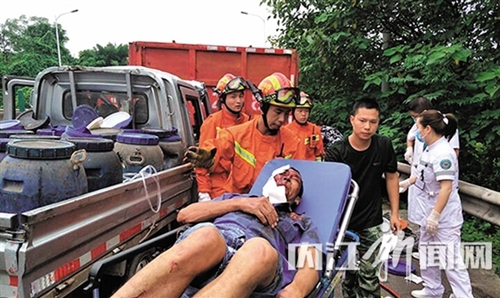 内江两车追尾困住两人&nbsp;消防用车拉出“生机”(图1)