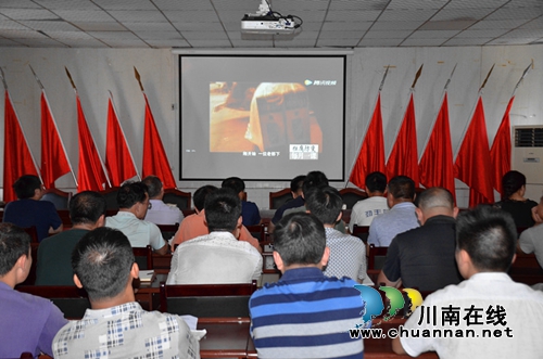 川煤芙蓉威鑫煤业组织观看廉洁警示教育片《守住第一次》(图1)