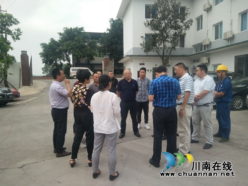 省经信委带队检查泸县百和镇危化企业安全工作(图1)