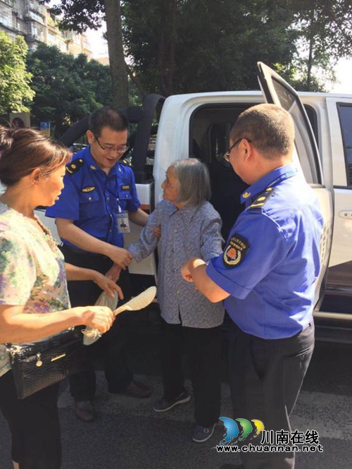 泸州：97岁老人迷路坐街头&nbsp;暖心城管助其回家(图1)