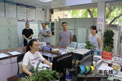 市纪委到龙马潭区莲花池街道开展“一卡通”专项治理督查(图2) 市纪委到龙马潭区莲花池街道开展“一卡通”专项治理督查(图2)