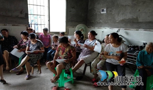 合江县甘雨司法所联合驻村干部送《宪法》进乡村(图1)
