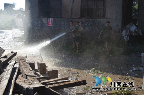 洪水无情人有情！泸县太伏镇干群奋战在清淤防疫一线(图1)