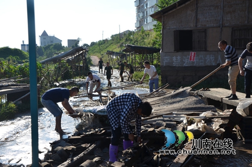 洪水无情人有情！泸县太伏镇干群奋战在清淤防疫一线(图2)