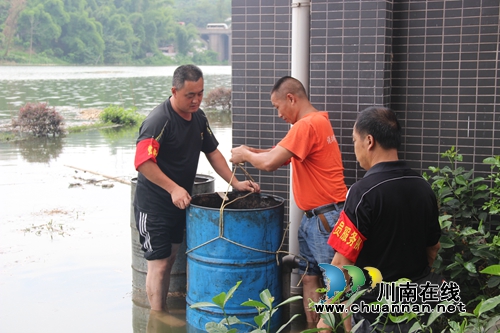纳溪区棉花坡镇：打好汛期保卫战&nbsp;党员干部在一线(图1)