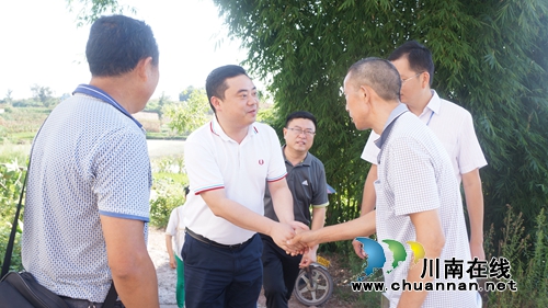 李盛春深入泸县立石镇慰问困难党员、精准贫困户(图1)