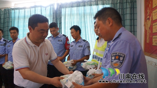 泸县政法委到立石镇开展“送清凉”活动(图1)