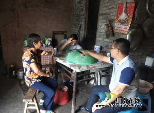 龙马潭区特兴镇党委副书记杨帆联合村干部到罗沙村对精准扶贫户入户走访(图1)