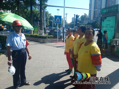 龙马潭区莲花池街道：政协委员炎炎夏日为文明劝导员送清凉(图2)
