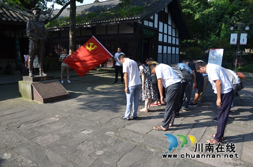 泸县太伏镇党员干部踏寻先辈足迹(图2) 泸县太伏镇党员干部踏寻先辈足迹(图2)