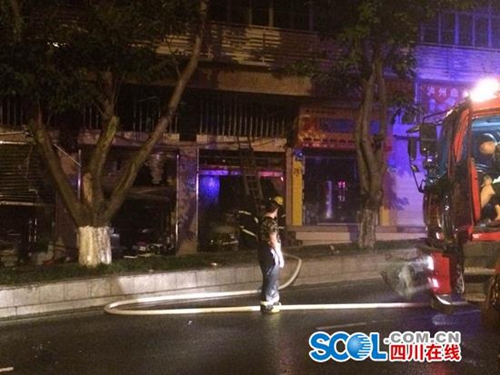 龙马潭一临街建筑起火&nbsp;七辆消防车控制火情(图1)