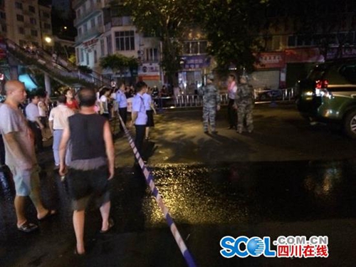 龙马潭一临街建筑起火&nbsp;七辆消防车控制火情(图2)