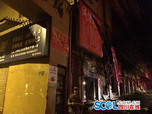 龙马潭一临街建筑起火&nbsp;七辆消防车控制火情(图3)