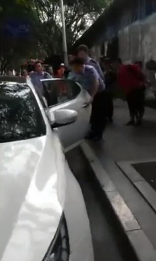 宜宾男子为和前女友见面&nbsp;将其闺蜜绑架藏尾箱(图1)